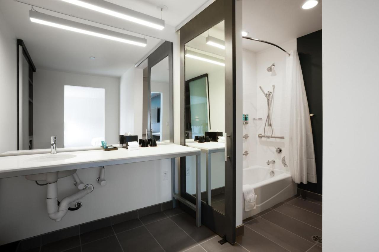 Отель Aloft Austin Airport Экстерьер фото