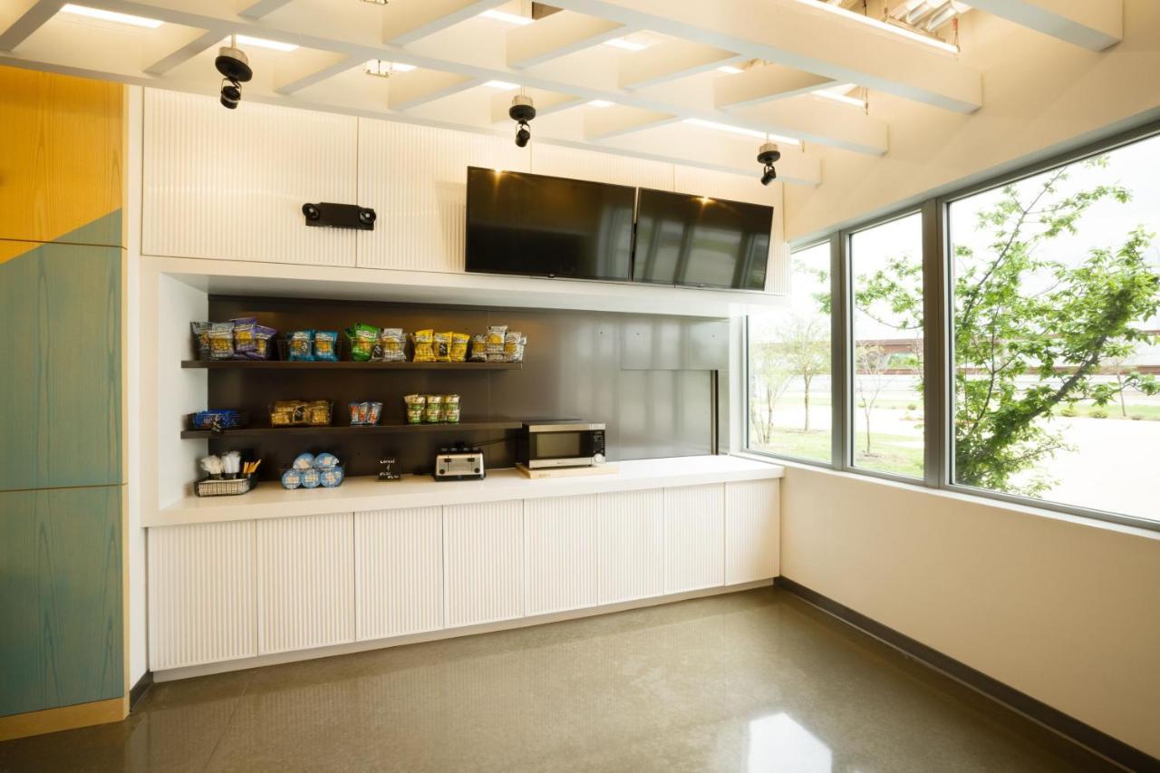 Отель Aloft Austin Airport Экстерьер фото
