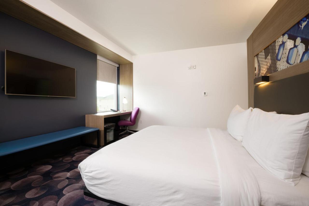Отель Aloft Austin Airport Экстерьер фото