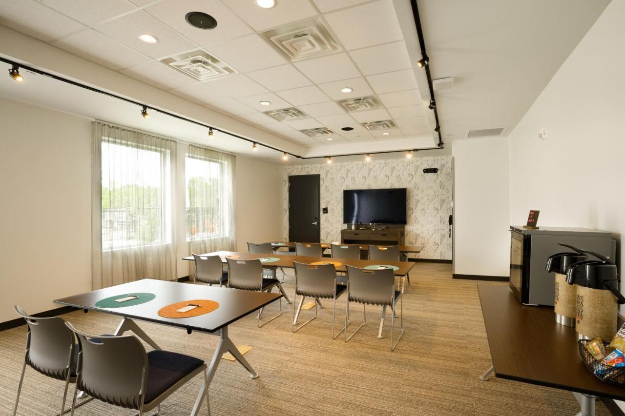 Отель Aloft Austin Airport Экстерьер фото